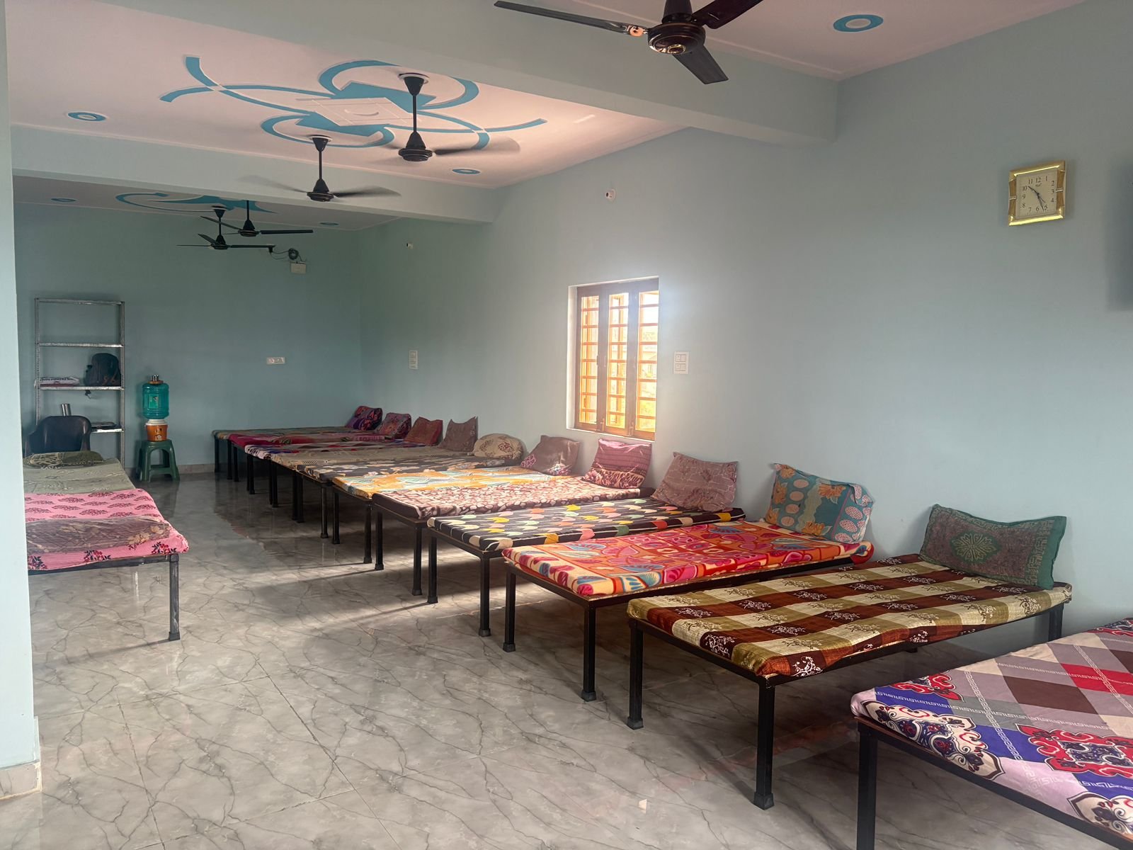 Communal accommodation area at Unnati Wellness Centre / रहने के कमरे